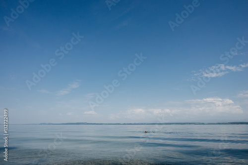 Schwimmen im Neuenburger See in der Schweiz