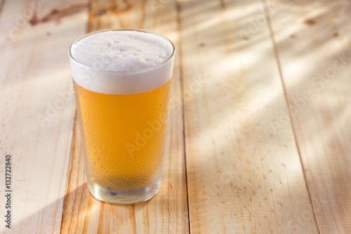 copo de cerveja em mesa de madeira