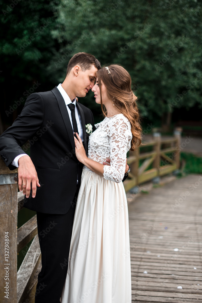 Naklejka premium happy bride and groom at a park on their wedding day