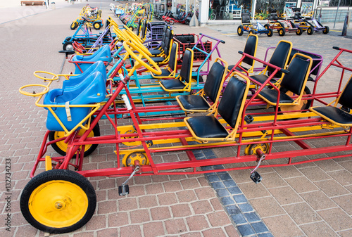 Fahrräder und Kettcars zum leihen auf der Promende von Koksijde photo