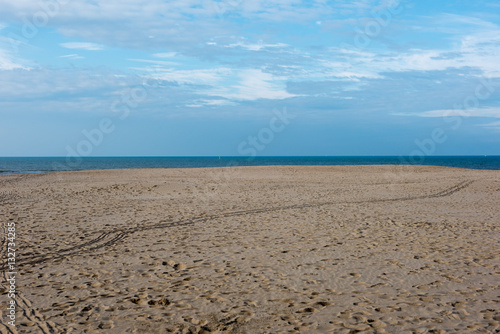 Strand mit Fussspuren an der Nordsee in Koksijde, Belgien