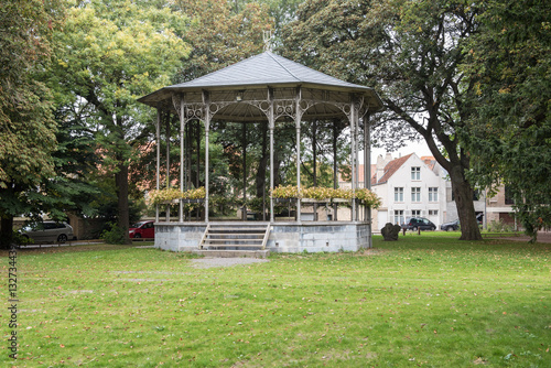öffentlicher Park mit einer Wiese und einem Musikpavillon zwisc
