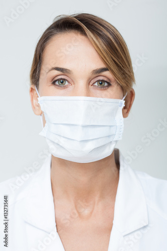 portrait d une infirmi  re avec un masque chirurgical 