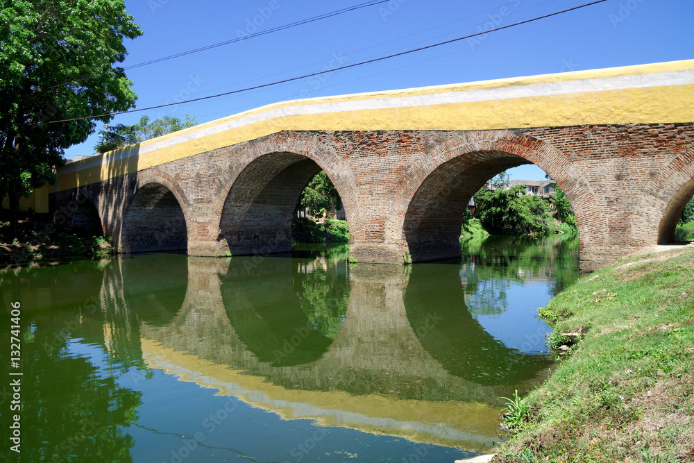 Fototapeta premium Puente Yayabo, Wahrzeichen von Sancti Spíritus, Kuba
