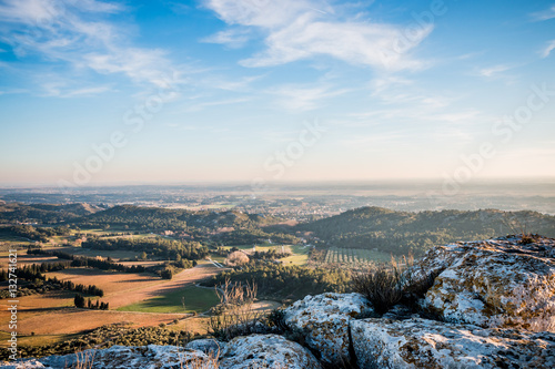 Panorama sur les Alpilles du haut des Baux de Provence photo