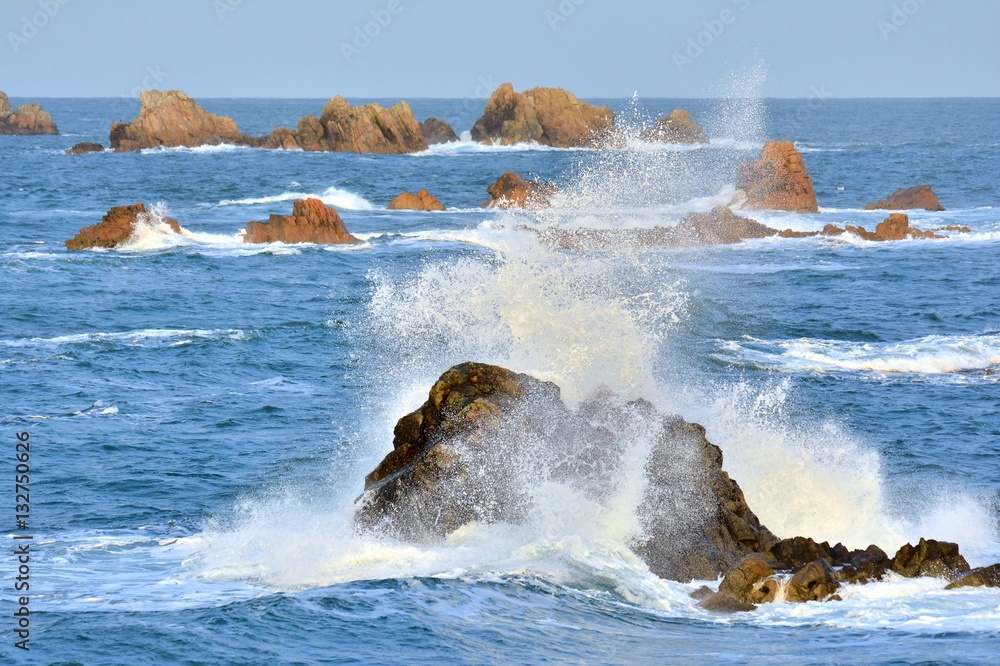Une grosse vague s'éclate sur un rocher à Plougrescant en Bretagne