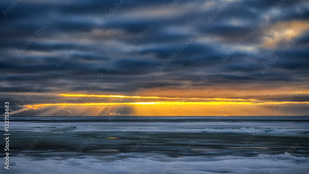 Fototapeta premium Colden winter sunset in beach