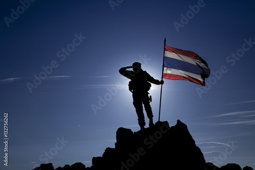 Fényképezés Soldier on top of the mountain with the Thai flag