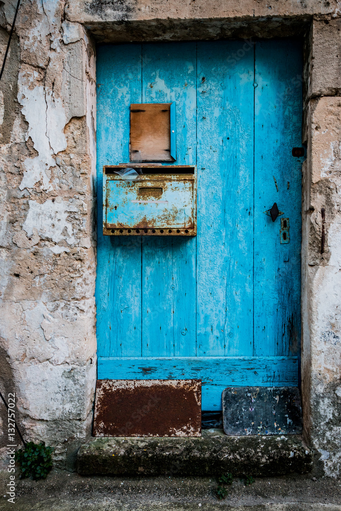 La vieille porte bleu de la maison de Provence