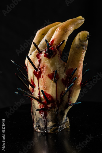 Obraz na płótnie wax hand sculpture with nails and blood w salonie