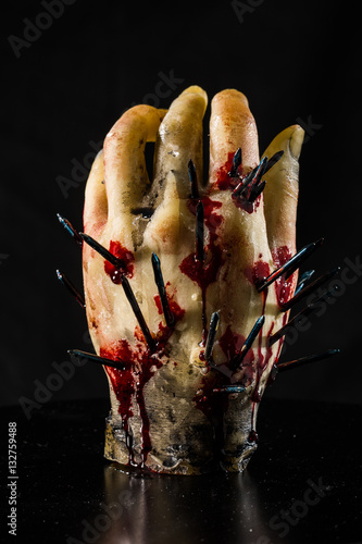 Obraz na płótnie wax hand sculpture with nails and blood w salonie