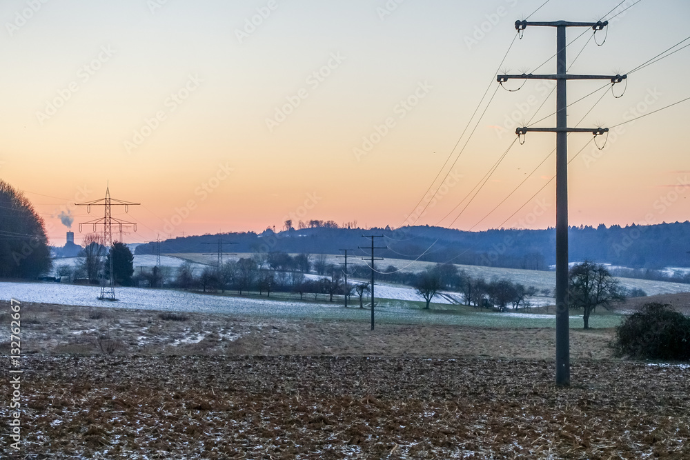 Strommasten bei Sonnenuntergang