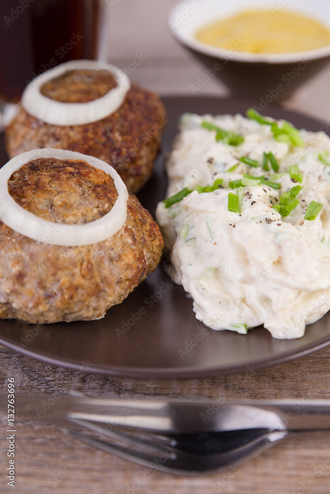 Frikadellen mit Kartoffelsalat und Senf Frikadellen mit Kartoffelsalat und Senf