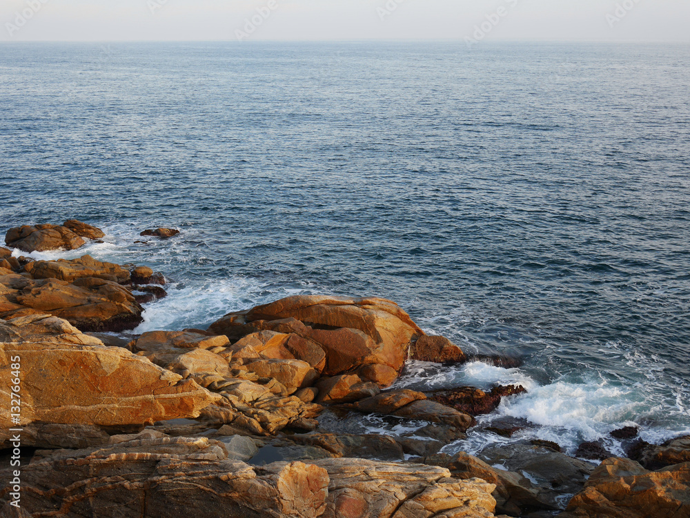 Wybrzeże skalite morza Śródziemnego, Costa Brava, Palamós, Hiszpania - obrazy, fototapety, plakaty 