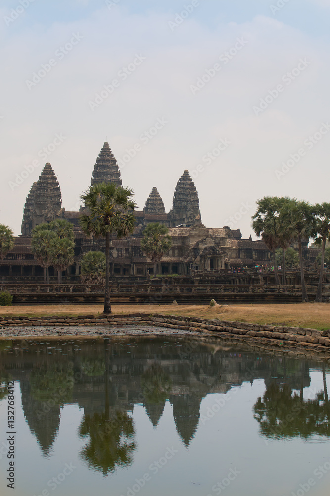 Obraz premium Cambodia Angkor Wat temple complex of ancient khmer civilization in the summer heat with reflection