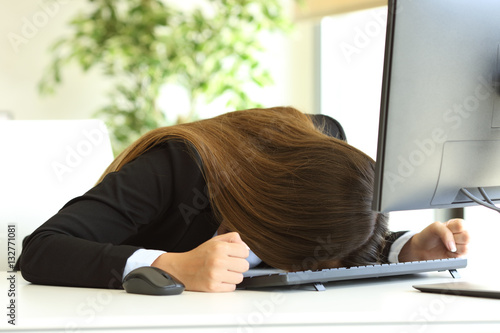 Canvas-taulu Businesswoman banging the head against the table
