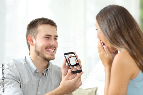 Obraz na płótnie Man asking marriage with a smart phone