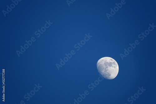 青空の月