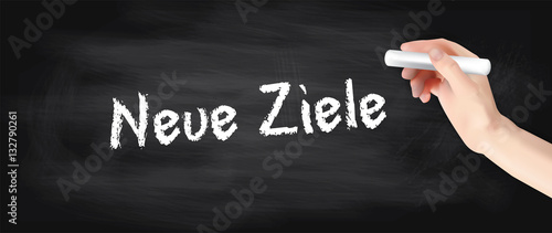 Hand schreibt auf Kreidetafel - Neue Ziele