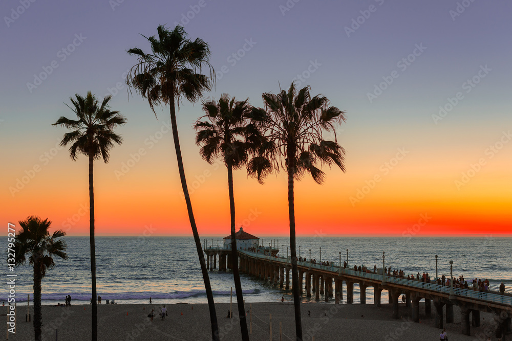 Fototapeta premium Manhattan Beach o zachodzie słońca w Kalifornii. Przetworzone w stylu vintage. Moda podróże i koncepcja tropikalnej plaży.