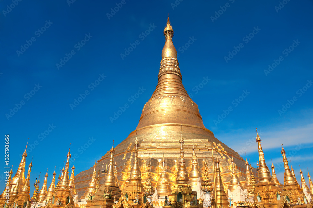 Naklejka premium Biggest golden stupa in Shwedagon Zedi Daw, Yangon, Myanmar
