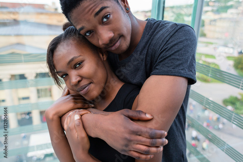 Foto Portrait of young African American couple in love posing togethe