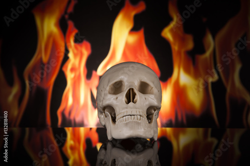 Ludzka czaszka z ogniem w tle
