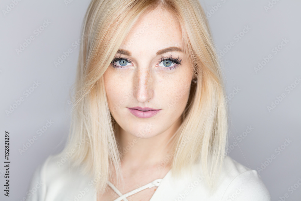 Naklejka premium Porträt einer jungen blonden Frau