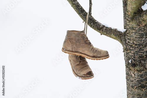 Lederschuhe im Schnee