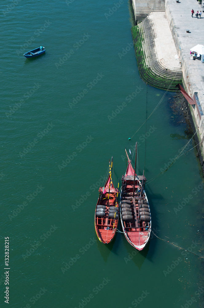 Porto, Portogallo, 26/03/2012: barche con vista del fiume Douro 