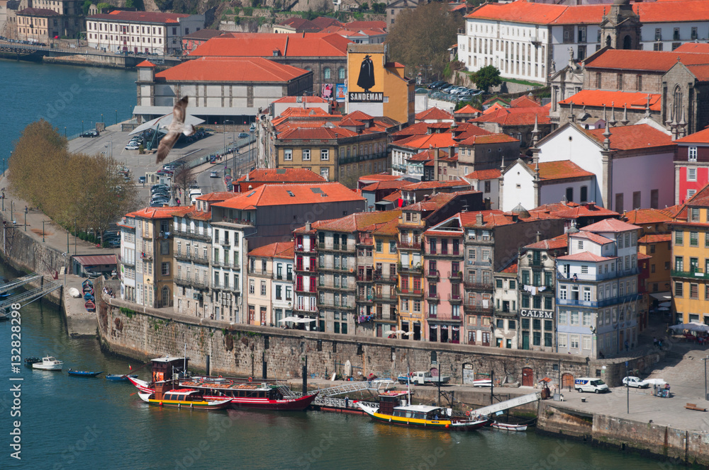Portogallo, 26/03/2012: barche e lo skyline di Porto con vista del fiume Douro tra le città di Porto e Vila Nova de Gaia