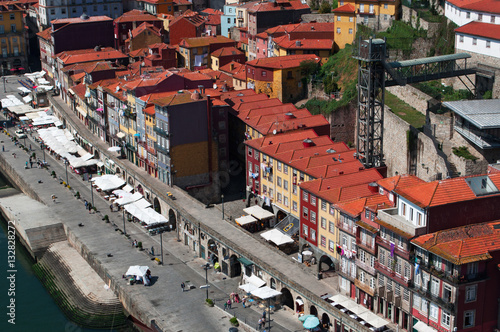 Portogallo, 26/03/2012: lo skyline di Porto, la seconda città più grande del Paese, con una panoramica sui tetti rossi, i palazzi e gli edifici della città vecchia