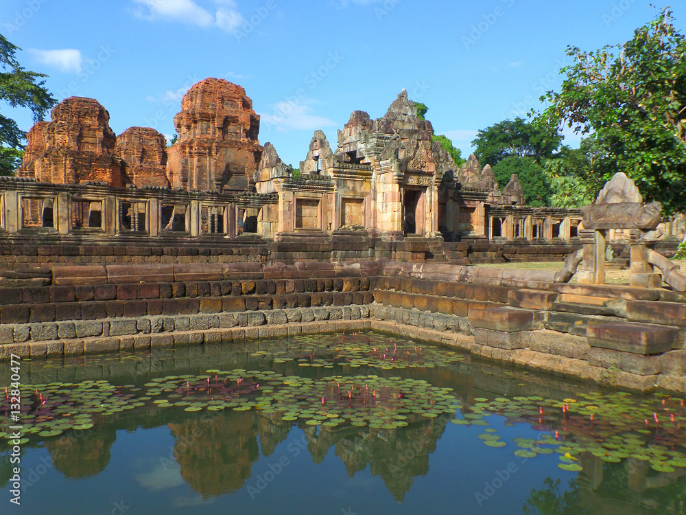 Fototapeta premium Stunning View of Prasat Hin Muang Tam, the impressive Ancient Hindu temple, Buriram, Thailand