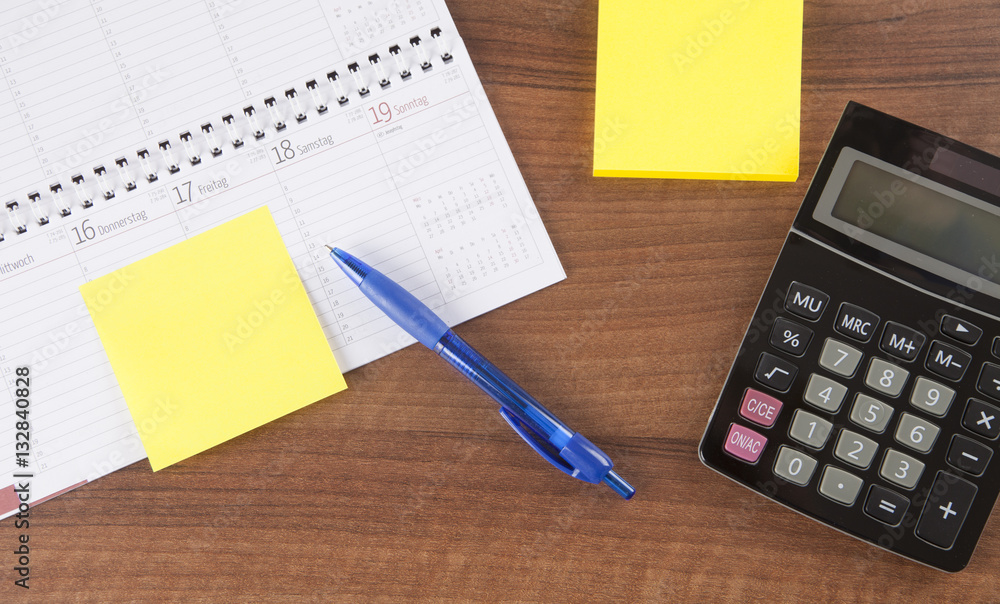 Arbeitsplatz im Büro, Schreibtisch mit Kalender, Stift, Papier Arbeitsplatz im Büro, Schreibtisch mit Kalender, Stift, Papier