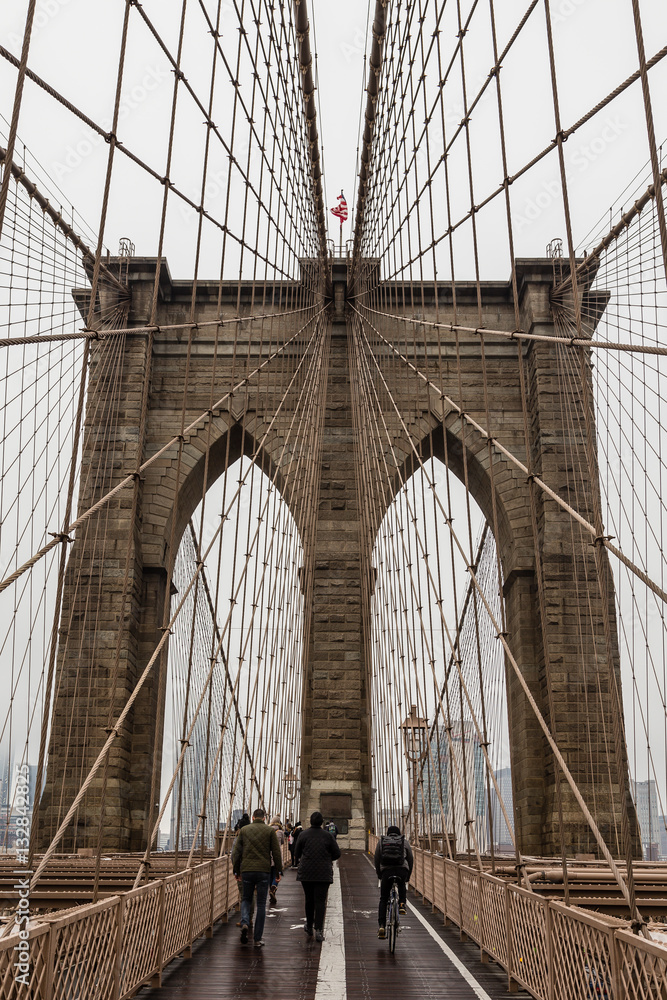 Fototapeta premium Widoki na most na Brooklyn Bridge w Nowym Jorku