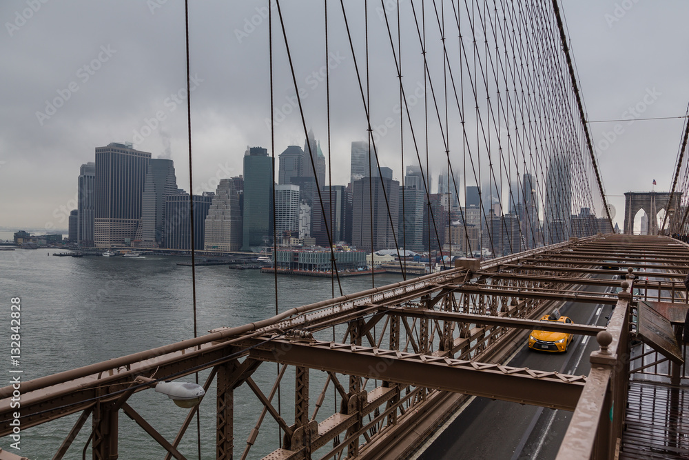Fototapeta premium Widoki na most na Brooklyn Bridge w Nowym Jorku
