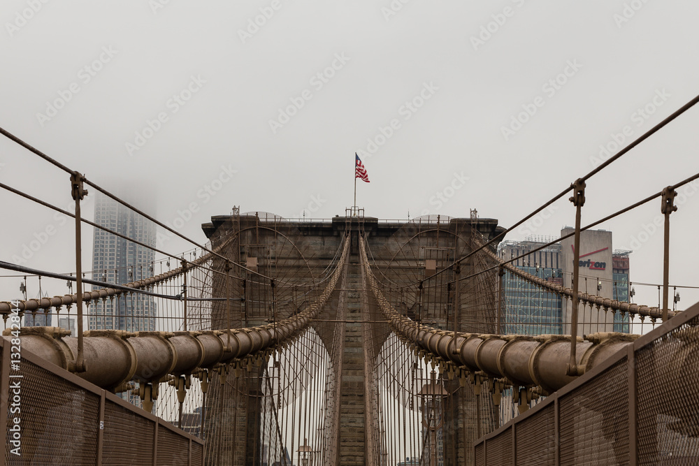 Obraz premium Views across the bridge walking the Brooklyn Bridge in New York
