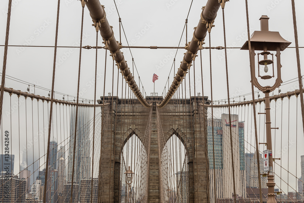 Obraz premium Views across the bridge walking the Brooklyn Bridge in New York