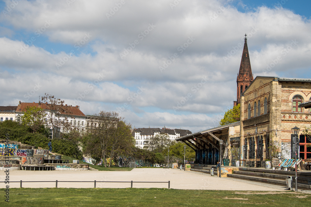 Obraz premium Görlitzer Bahnhof im Sommer
