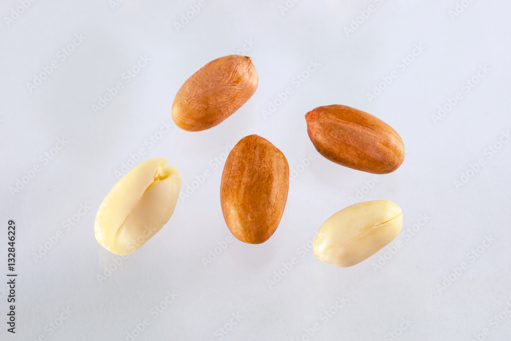 Obraz premium peeled and opened peanuts