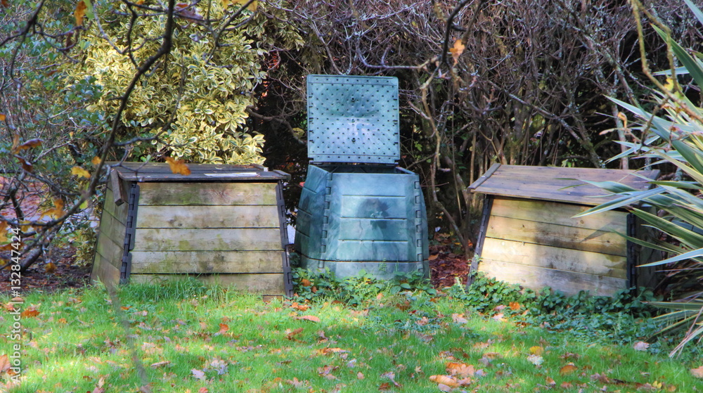 Naklejka premium Différent types de composteurs dans un jardin