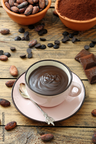 tazza di cioccolata calda fondente su tavolo rustico
