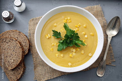 Photos zuppa crema di mais colore giallo