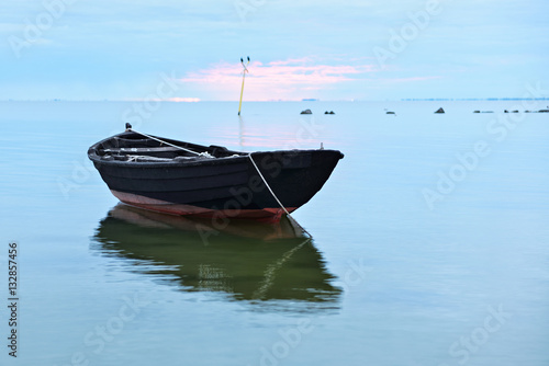 Kleines traditionelles Fischerboot an der Küste von Rügen