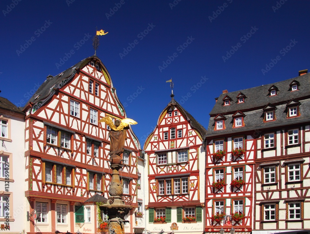 Bernkastel, Mosel, Fachwerkhäuser am Marktplatz,