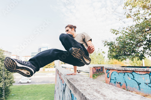 Obraz na plátně Young beautiful caucasian man doing parkour outdoor in the city in autumn - stun
