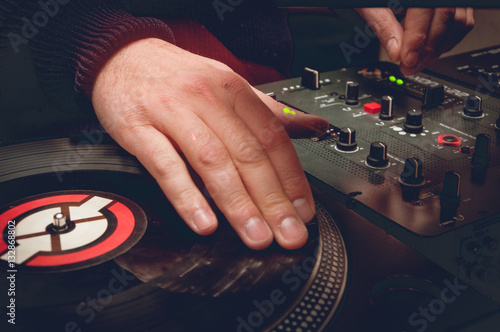 Foto Deejay con  il disco