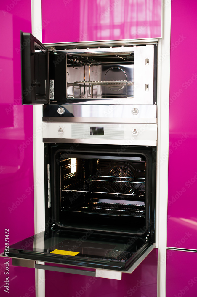 Obraz premium Szczegół nowoczesnej kuchni różowej.