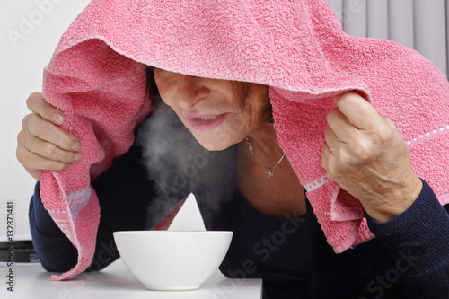 Photography femme senior faisant une inhalation