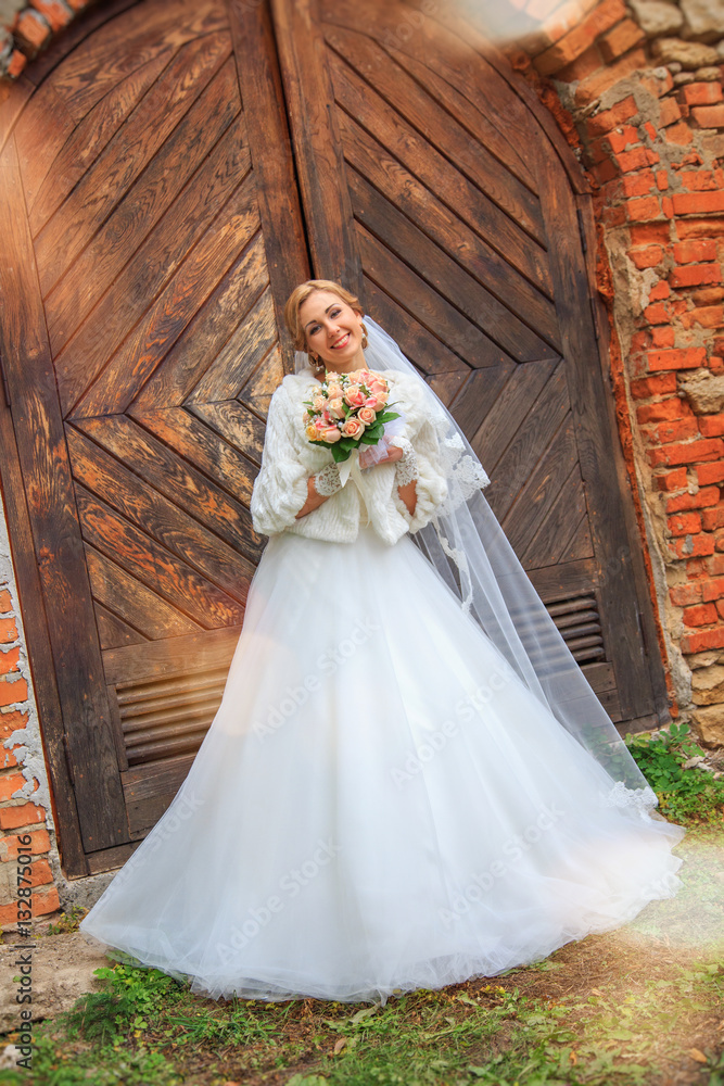 Obraz premium caucasian happy romantic young couple celebrating their marriage